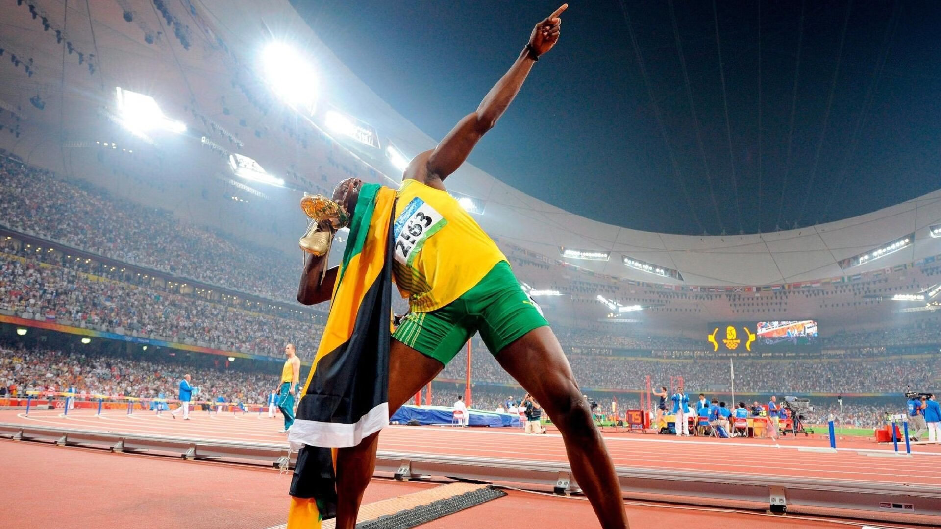 关键抢断和封盖：刘强盖帽封堵对手突破，助力取胜！